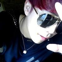 忧郁斜刘海男生头像图片_WWW.WHOISQQ.COM