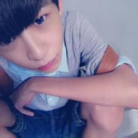 忧郁斜刘海男生头像图片_WWW.WHOISQQ.COM