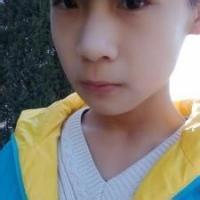 忧郁斜刘海男生头像图片_WWW.WHOISQQ.COM
