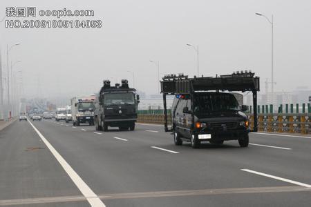 qq头像图片男生踩警车_WWW.WHOISQQ.COM