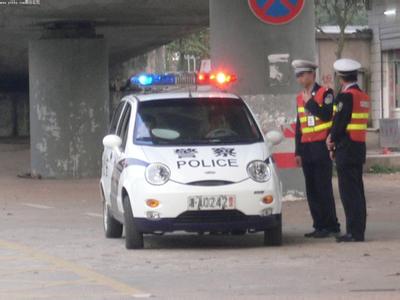 qq头像图片男生踩警车_WWW.WHOISQQ.COM