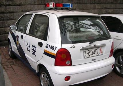 qq头像图片男生踩警车_WWW.WHOISQQ.COM