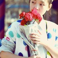 男生捧花qq头像图片_WWW.WHOISQQ.COM