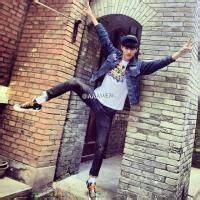 男生捧花qq头像图片_WWW.WHOISQQ.COM