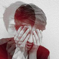 用双手遮脸的男生头像图片_WWW.WHOISQQ.COM