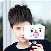 露半脸微笑男生头像图片_WWW.WHOISQQ.COM