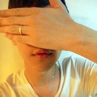 露半脸微笑男生头像图片_WWW.WHOISQQ.COM