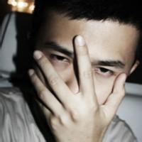 露半脸微笑男生头像图片_WWW.WHOISQQ.COM