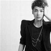 韩国男生西装头像图片_WWW.WHOISQQ.COM