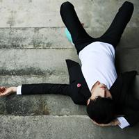 qq头像图片白色西服男生_WWW.WHOISQQ.COM