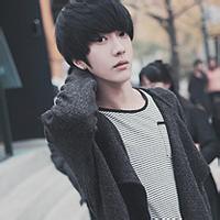 弹吉他的韩国男生头像图片_WWW.WHOISQQ.COM