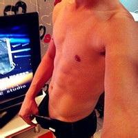 qq头像图片男生闪光鞋_WWW.WHOISQQ.COM