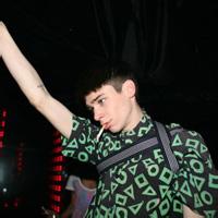 挖鼻屎男生头像图片_WWW.WHOISQQ.COM