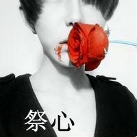 男生手拿小黑猫头像图片_WWW.WHOISQQ.COM