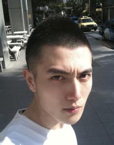 短发平头男生头像图片_WWW.WHOISQQ.COM