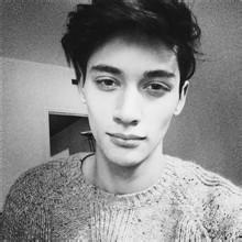 外国沧桑男生头像图片_WWW.WHOISQQ.COM