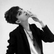 qq头像图片男生仰头抽烟_WWW.WHOISQQ.COM