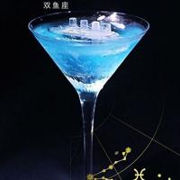 qq男生头像图片拿鸡尾酒_WWW.WHOISQQ.COM