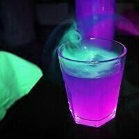 qq男生头像图片拿鸡尾酒_WWW.WHOISQQ.COM