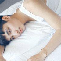 男生躺床上头像图片_WWW.WHOISQQ.COM