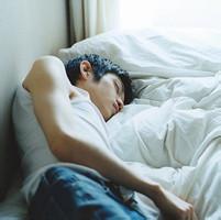 男生躺床上头像图片_WWW.WHOISQQ.COM