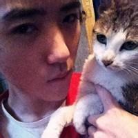 吐烟男生头像图片_WWW.WHOISQQ.COM