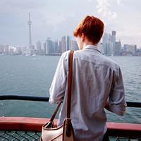 拿着红球男生头像图片_WWW.WHOISQQ.COM