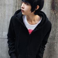穿花式衣服的男生头像图片_WWW.WHOISQQ.COM