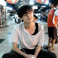 穿花式衣服的男生头像图片_WWW.WHOISQQ.COM