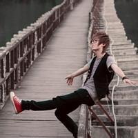 qq个性男生全身头像图片_WWW.WHOISQQ.COM