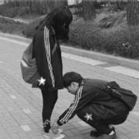qq头像图片男生低头解鞋带_WWW.WHOISQQ.COM