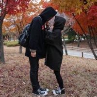 qq头像图片男生低头解鞋带_WWW.WHOISQQ.COM