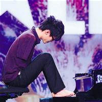 男生弹钢琴背景头像图片_WWW.WHOISQQ.COM