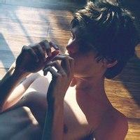 男生抽烟侧脸头像图片_WWW.WHOISQQ.COM