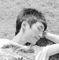 男生抽烟侧脸头像图片_WWW.WHOISQQ.COM