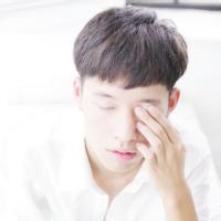 qq白衣服头像图片男生_WWW.WHOISQQ.COM