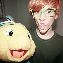 男生撑下巴头像图片_WWW.WHOISQQ.COM