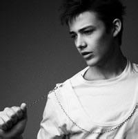 嘴唇流血男生头像图片_WWW.WHOISQQ.COM