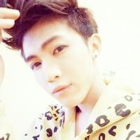 男生手拿方向盘的头像图片_WWW.WHOISQQ.COM