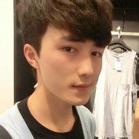 男生手拿方向盘的头像图片_WWW.WHOISQQ.COM