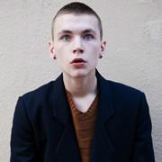 男生手拿方向盘的头像图片_WWW.WHOISQQ.COM