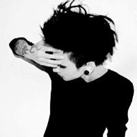 拿着枪的男生qq头像图片_WWW.WHOISQQ.COM