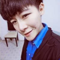 男生哈哈大笑头像图片_WWW.WHOISQQ.COM