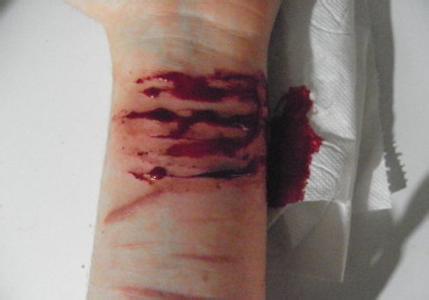 男生自残割手腕头像图片_WWW.WHOISQQ.COM