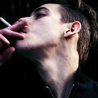 男生叼烟个性头像图片_WWW.WHOISQQ.COM