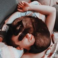 男生旁边有猫的头像图片_WWW.WHOISQQ.COM