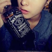 酒吧富二代男生头像图片_WWW.WHOISQQ.COM