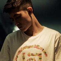 酒吧富二代男生头像图片_WWW.WHOISQQ.COM