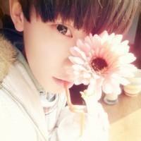 手里拿花男生头像图片_WWW.WHOISQQ.COM