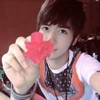 手里拿花男生头像图片_WWW.WHOISQQ.COM